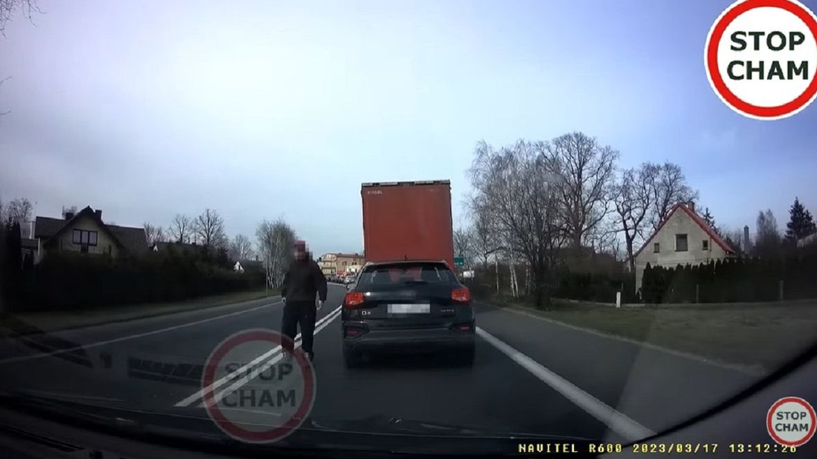 Kierowca wyskoczył z Audi. Zobacz, co zrobił potem
