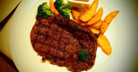 Grillowany stek z antrykotu wołowego bez kości (samo mięso, II klasa mięsa)