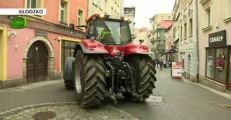 Rolnicy nie rezygnują z protestów. Blokowali zjazd z drogi ekspresowej S3 oraz ulice Kłodzka