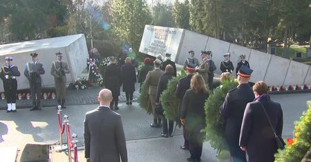 Uroczystości upamiętniające katastrofę smoleńską na warszawskich Powązkach