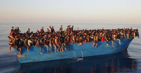 550 migrantów przypłynęło kutrem rybackim na Lampedusę.