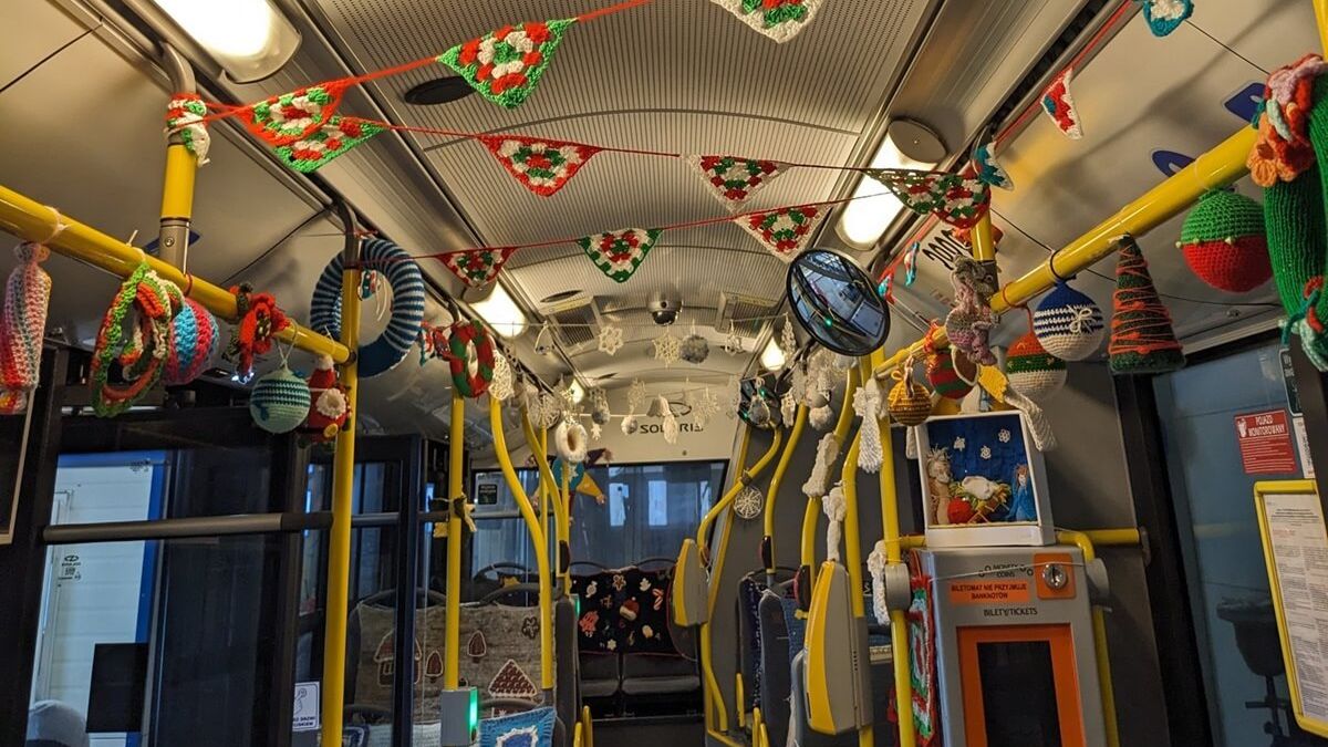Mikołajkowy trolejbus przyzdobiony przez grupę „Otulanie włóczką”