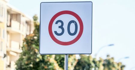 Spuścisz nogę z gazu? Nowe ograniczenia z UE