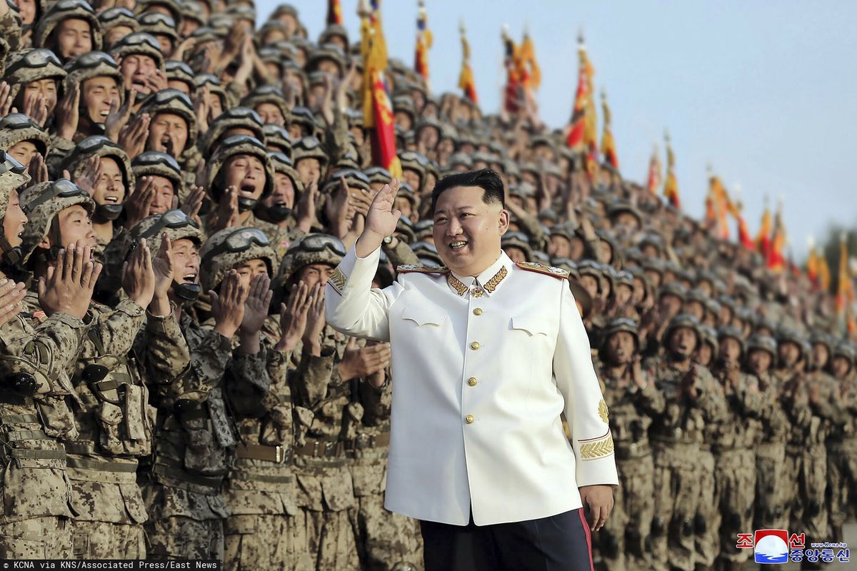 Kim Dzong Un na przeglądzie wojska