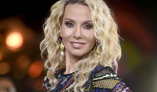 Małgorzata Opczowska w bikini. Wygina się na dmuchanym żółwiu na plaży