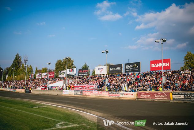 Pełny stadion w Ostrowie