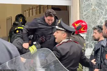 Napad w Neapolu. Zakładnicy bezpieczni, sprawcy uciekli tunelem