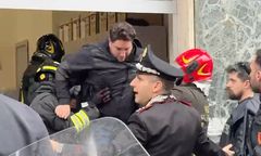 Napad w Neapolu. Zakładnicy bezpieczni, sprawcy uciekli tunelem