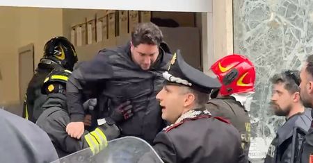 Napad w Neapolu. Zakładnicy bezpieczni, sprawcy uciekli tunelem