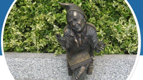 Profesor Jan Miodek ma swoją krasnalową figurkę