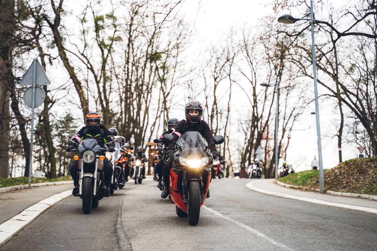 Motocykle w kolumnie też muszą zachować wymagany odstęp.