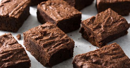 Wilgotne, zbite i mocno czekoladowe. Brownie Jamiego Olivera znika szybciej niż się piecze