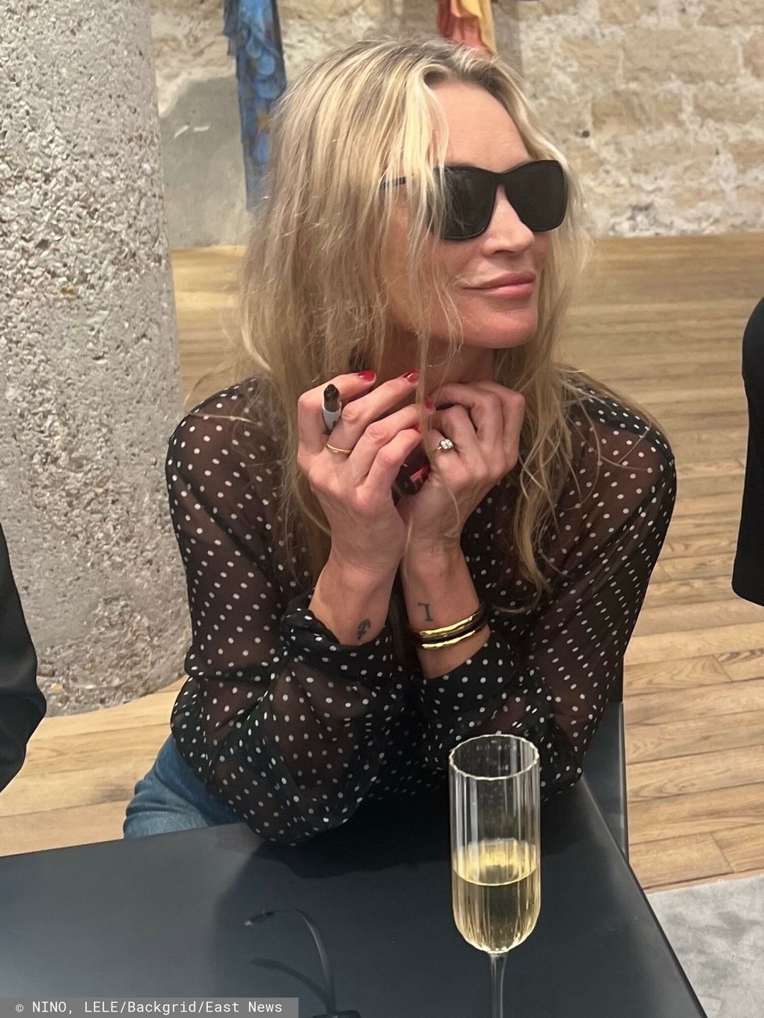 "Zmęczona" Kate Moss ledwo wlecze się do auta w Paryżu
