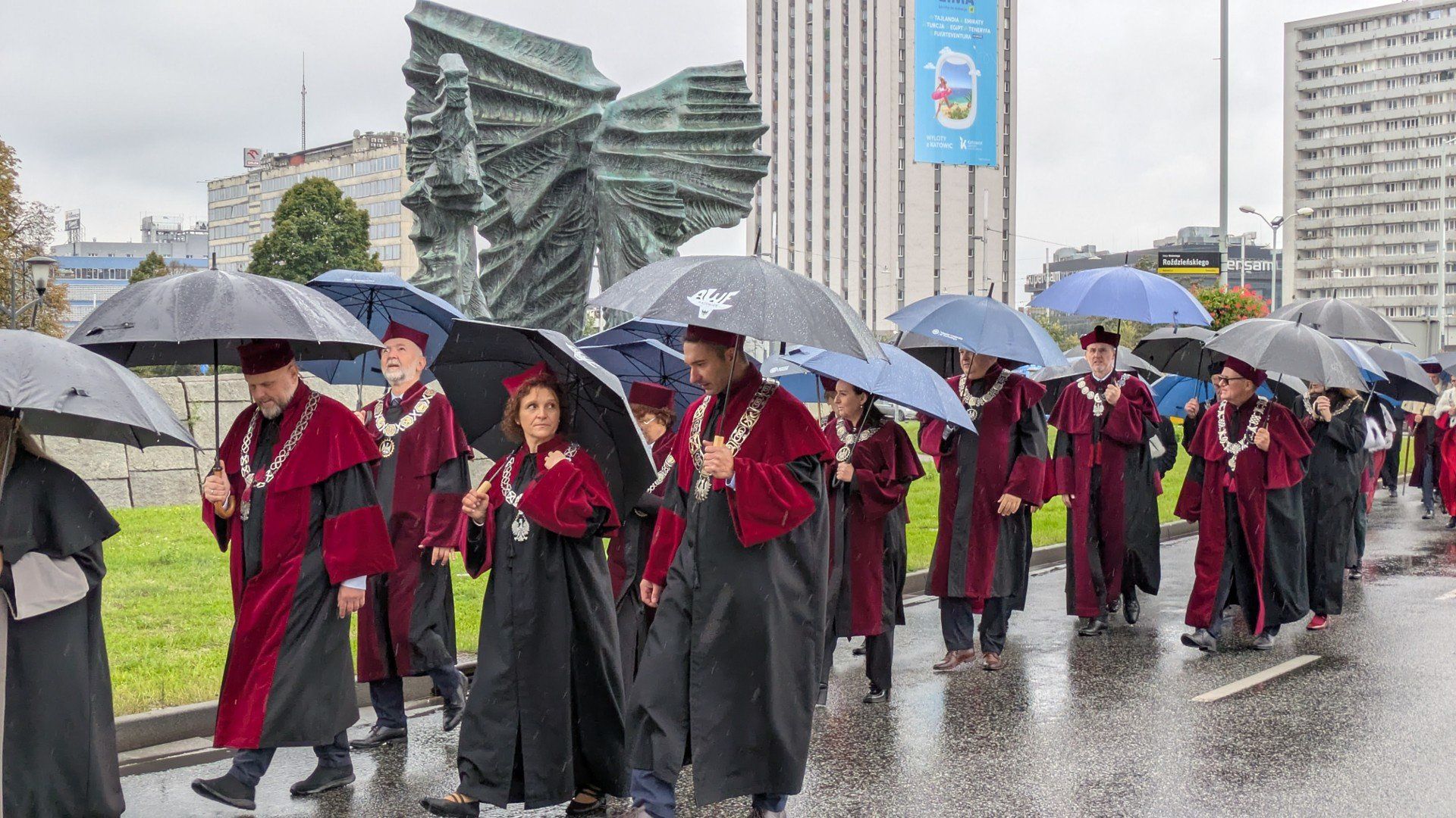 Przemarsz studentów w Katowicach w orszakach rektorskich