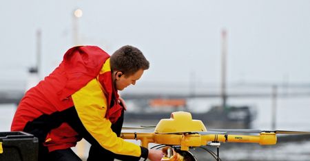 Wykorzystanie dronów. Poczta we Francji testuje nowe rozwiązanie