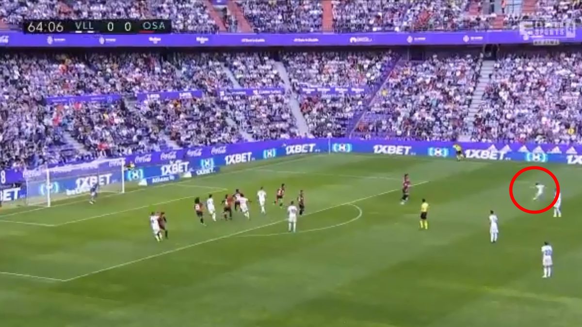 Strzał Pablo Herviasa w meczu La Liga Real Valladolid - Osasuna Pampeluna