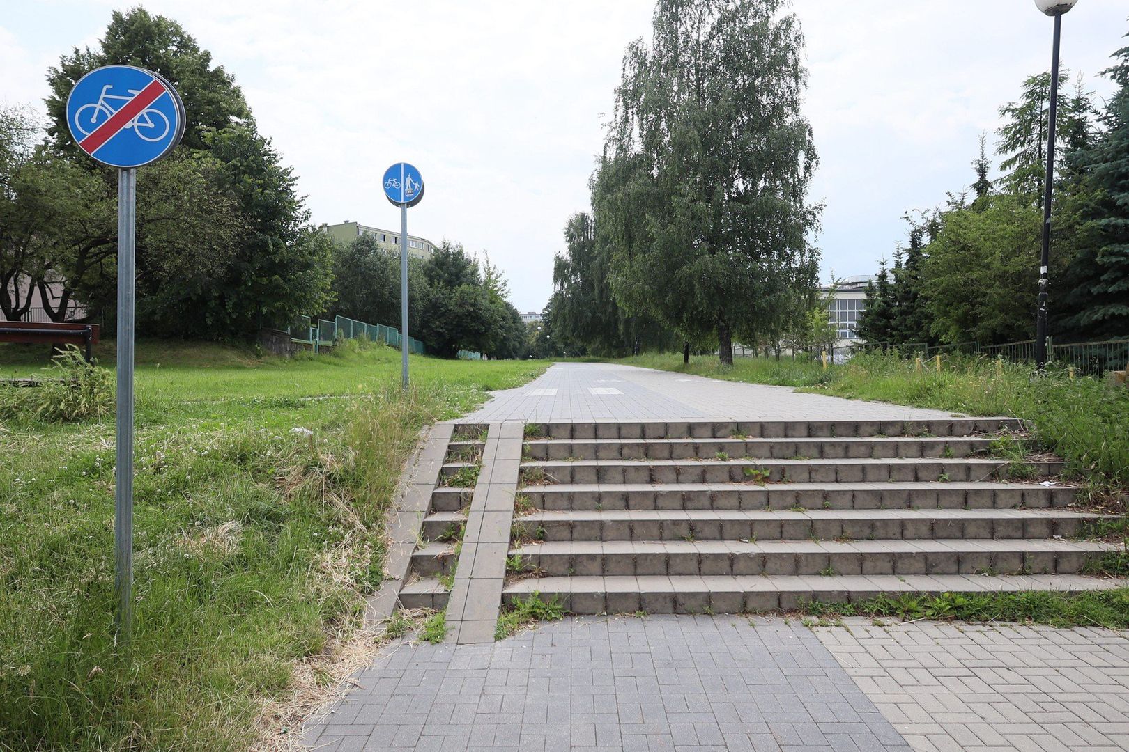 Ścieżka rowerowa na Czubach przedzielona...schodami. „To absurdalne i groźne”