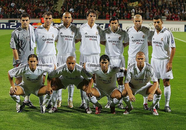 Galacticos Realu Madryt w sezonie 2003/2004. David Beckham pierwszy z prawej w dolnym rzędzie / fot. Stuart Franklin/GettyImages