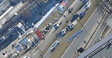 Wypadek na al. Witosa. Ulica zablokowana. Kierowcy jadą po pasie zieleni