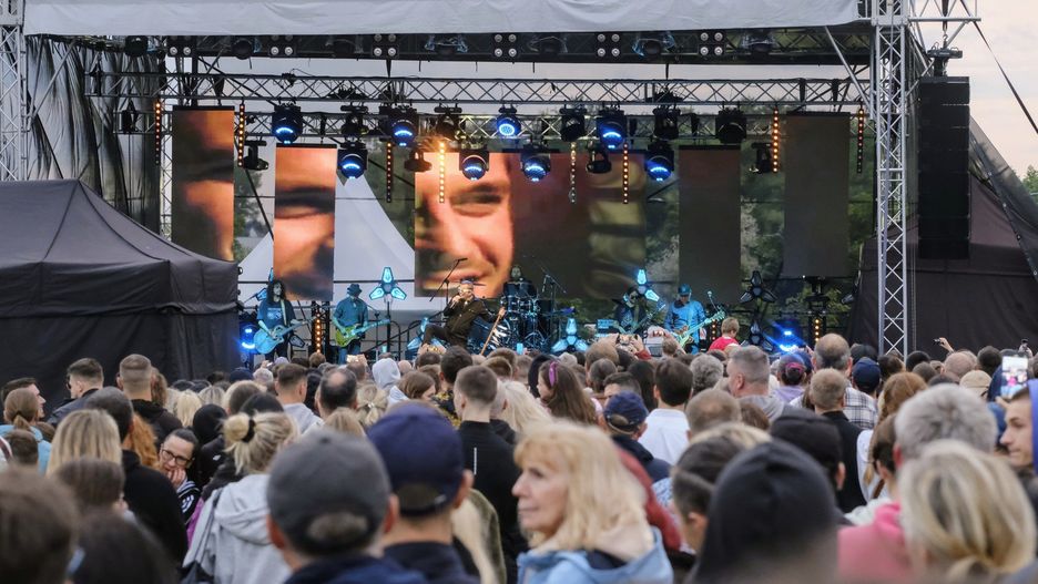 Mimo odstraszającej pogody mieszkańcy Lubonia tłumnie bawili się w parku Papieskim na Dniach Lubonia. Finałem imprezy był koncert słynnego zespołu Wilki z Robertem Gawlińskim.