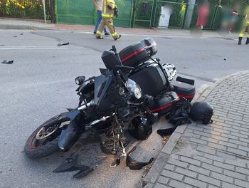 Michów: Zderzenie motocykla z samochodem. Motocyklista trafił do szpitala