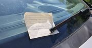 Zaparkował auto na osiedlu. Taką kartkę znalazł za wycieraczką