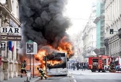 Rzym. Pożar autobusu w pobliżu Fontanny di Trevi