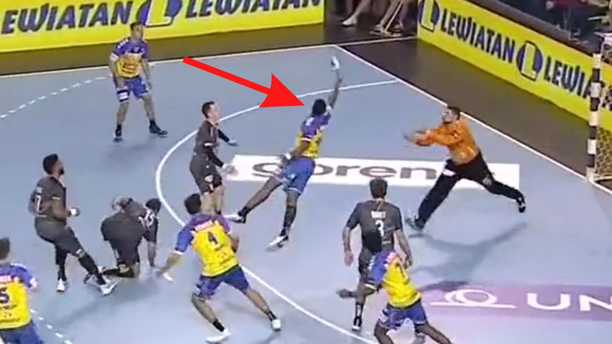 Twitter / Łomża Industria Kielce / Dylan Nahi popisał się cudowną bramką