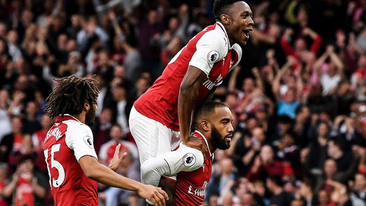 Piłkarze Arsenalu cieszą się z gola
