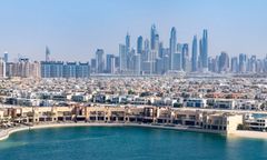 W taki sposób obchodzą restrykcje. Przekazali już miliard dolarów