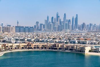 W taki sposób obchodzą restrykcje. Przekazali już miliard dolarów