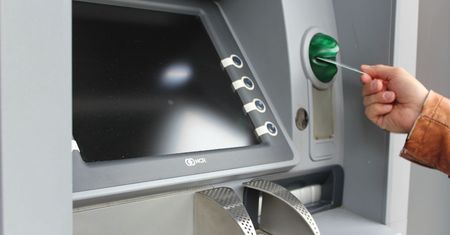Ekspert radzi: nie wkładaj karty do bankomatu