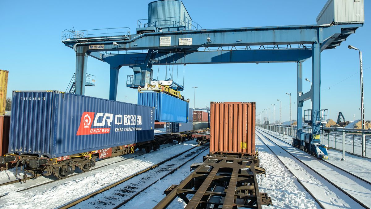 Prze�adunek poci�gu
Wojciech Pacewicz
Chiny, inwestycja, kontener, Londyn, nowy szlak jedwabny, PKP Cargo, poci�g, prze�adunek, towarowy