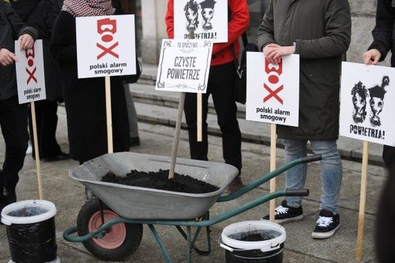 Protest Alarmu Smogowego. Taczka z mułem i klepsydra dla ministra Energii
