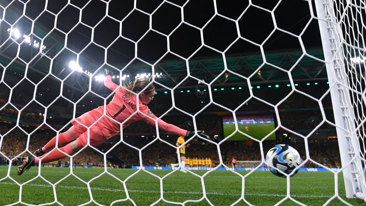 PAP/EPA / JONO SEARLE / Na zdjęciu: seria rzutów karnych podczas meczu Australia - Francja