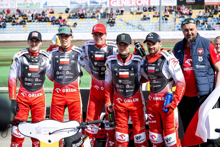 Reprezentacja Polski podczas finału DME w Grudziądzu. Od lewej: Przyjemski, Pi.Pawlicki, Prz.Pawlicki, Dudek, Zmarzlik i trener Dobrucki. Fot. Tytus Żmijewski / PAP