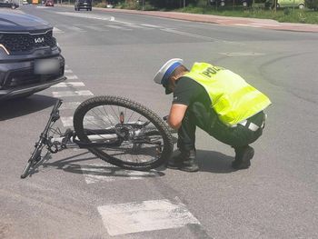 Kolizja w Damasławku. Młody rowerzysta zderzył się z autem osobowym