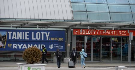 Wild: Pożyczka Ryanaira dla Modlina to "betonowe skarpety"