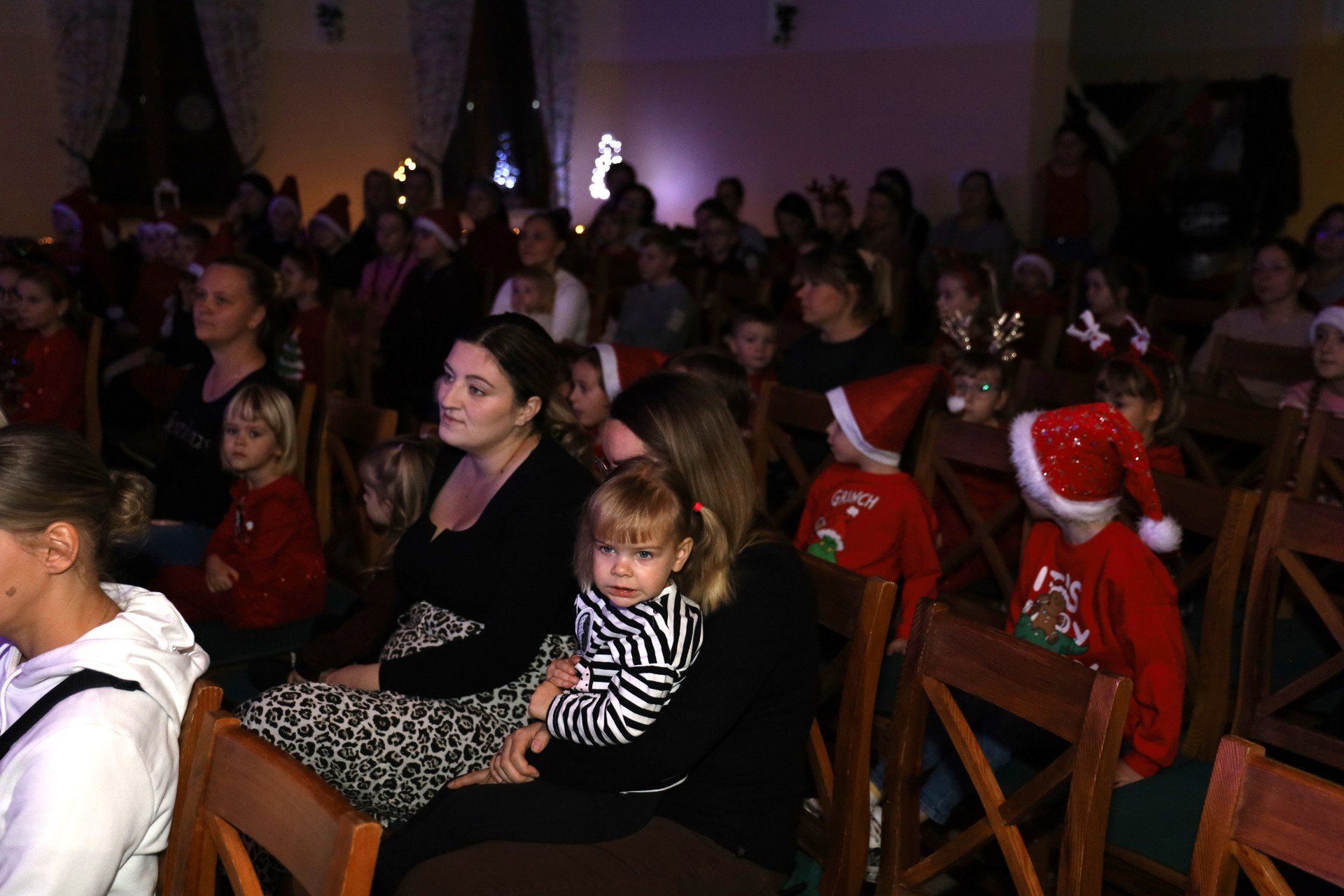 Mikołajki w Kamieńcu. Świąteczna atmosfera, spektakl teatralny i upominki dla najmłodszych