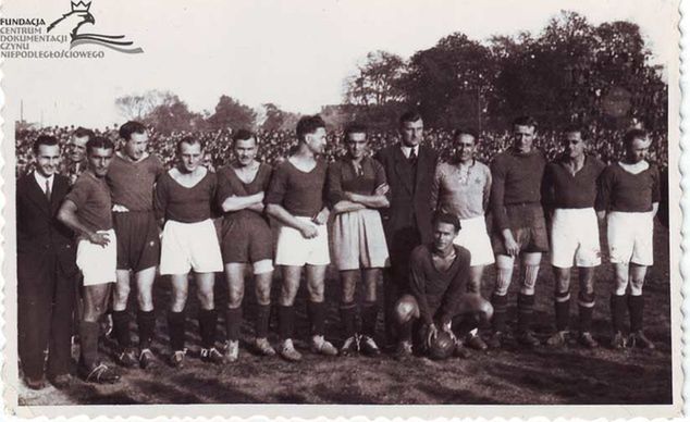 Drużyna Wisły Kraków przed meczem z Cracovią, 17 października 1943 roku/ fot. historiawisly.pl/Biblioteka Jagiellońska