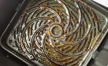 Najgorszy sposób na umycie air fryera. Ekspert ostrzega przed skutkami