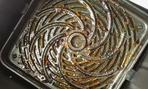 Nigdy nie myj tak air fryera. Niebezpieczny trik podbija sieć