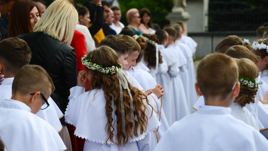 Ksiądz opublikował sumę ofiar z I komunii św./ Zdjęcie ilustracyjne