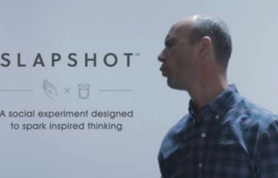 Policzkowanie i alkohol na kreatywność pracowników agencji w parodii od Leo Burnett (wideo)