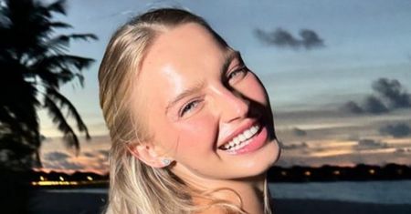 Karolina Pisarek świętuje rocznicę zaręczyn na Malediwach, pozując TOPLESS. Fani oczarowani: "Jakie ciało cudowne!"