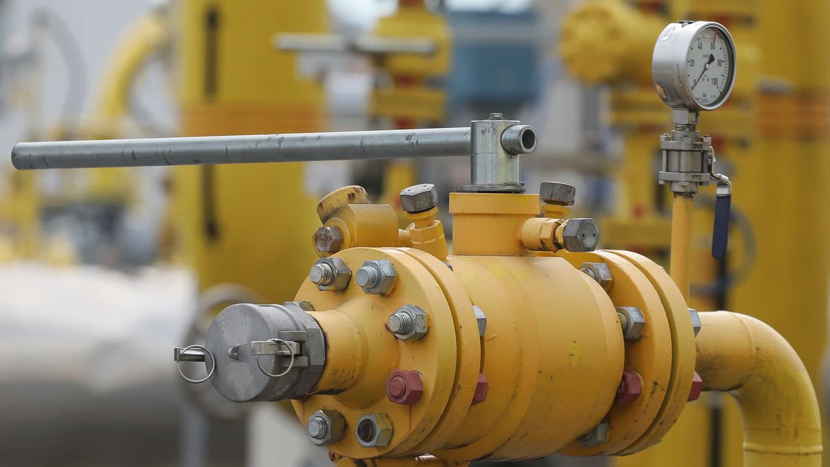 Rembelszczyzna, 27.04.2022. Teren Operatora Gazociągów Przesyłowych GAZ-SYSTEM S.A. w oddziale w Rembelszczyźnie, 27 bm. PGNiG otrzymało od Gazpromu pismo zapowiadające całkowite wstrzymanie dostaw w ramach kontraktu jamalskiego. PGNiG i GAZ-SYSTEM informują, że obecnie wszystkie dostawy do odbiorców są realizowane zgodnie z ich zapotrzebowaniem. Spółki monitorują sytuację i są przygotowane na różne scenariusze. (sko) PAP/Paweł Supernak