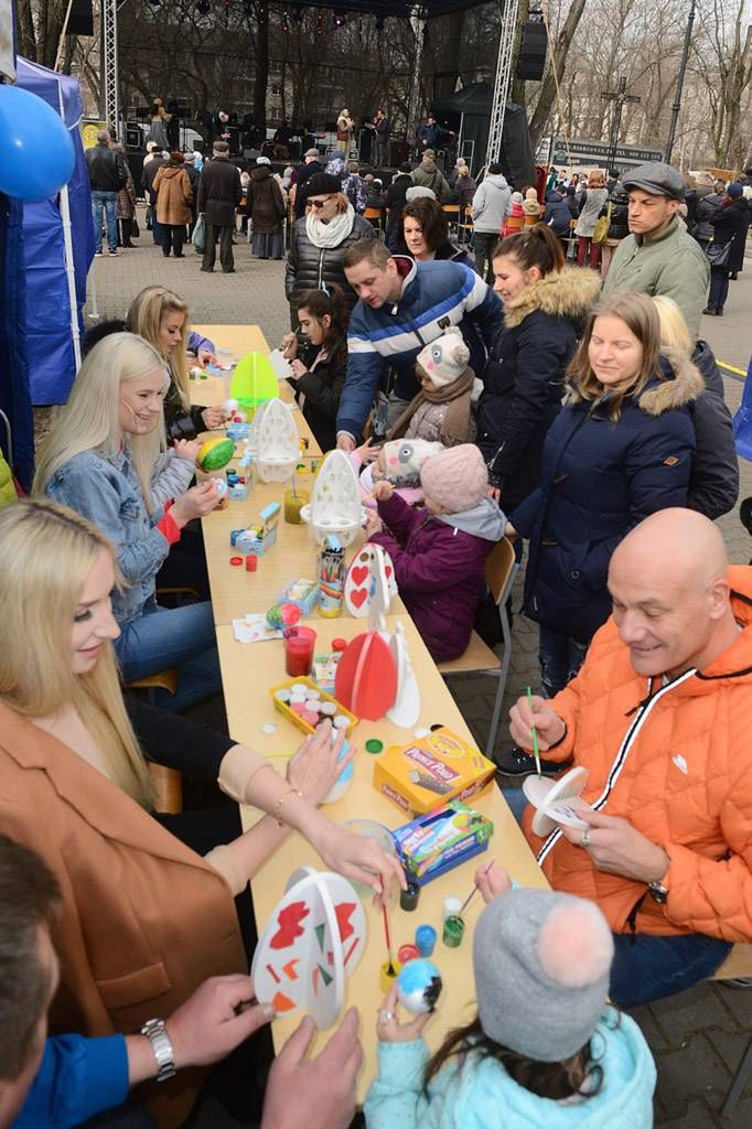 Celebryci malują jajka z dziećmi