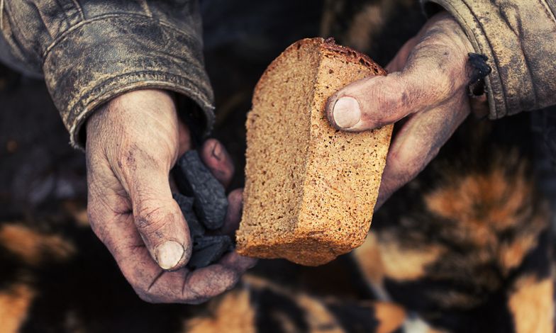 W czasie wojny ludzie wyprzedawali majątek - bo kawałek chleba był cenniejszy niż rodzinne pamiątki