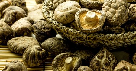 Suszone grzyby shiitake