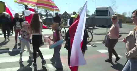 Zamknięty teren wokół gazoportu w Świnoujściu. Mieszkańcy protestują na ulicach